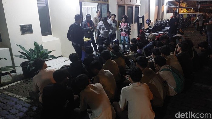Polisi mengamankan 14 orang yang terlibat tawuran antarkelompok pelajar SMA di Jalan Aria Surialaga, Bogor Barat, Kota Bogor. Foto: Sholihin/detikcom