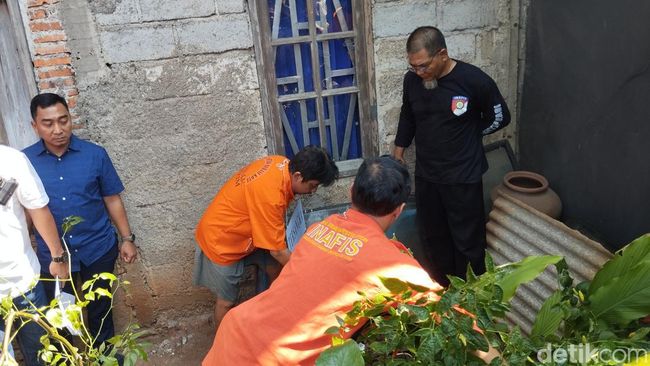 Polisi menggelar prarekonstruksi kasus pencabulan dan pembunuhan anak di Bantargebang, Bekasi. Ada 34 adegan diperagakan tersangka Didik Setiawan. (MI Fawdi/detikcom)