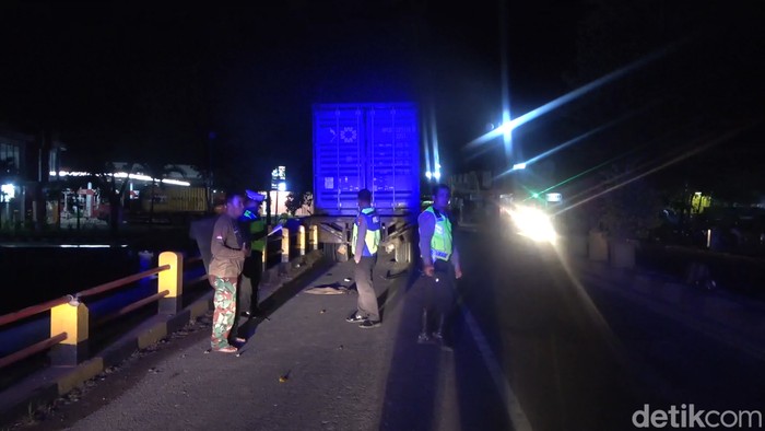 Polisi olah TKP kecelakaan motor tabrak truk di Maros, Sulsel.