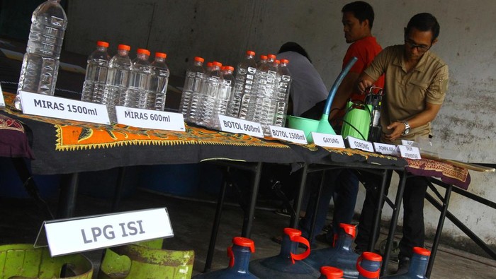 Polisi Ungkap Kasus Pabrik Miras Ilegal di Malang Personel Satuan Reserse (Satres) Narkoba Polres Malang menunjukkan barang bukti peralatan dan bahan pembuatan minuman keras saat ungkap kasus rumah produksi miras ilegal di Pakis, Malang, Jawa Timur, Kamis (6/6/2024). Polisi mengamankan tersangka berinisial MR yang memproduksi minuman keras ilegal selama 1,5 tahun dengan rata-rata jumlah produksi sebanyak 32 ribu liter per bulan dan sudah diedarkan ke berbagai daerah.ANTARA FOTO/Ari Bowo Sucipto/wpa.