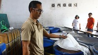 Personel Satuan Reserse (Satres) Narkoba Polres Malang menunjukkan barang bukti peralatan dan bahan pembuatan minuman keras saat ungkap kasus rumah produksi miras ilegal di Pakis, Malang, Jawa Timur, Kamis (6/6/2024).