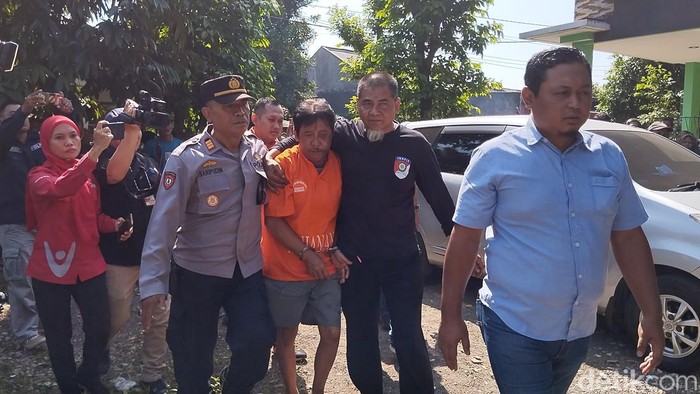 Polres Metro Bekasi Kota menggelar prarekonstruksi kasus pembunuhan anak di Bantargebang. Polisi menghadirkan tersangka, Didik Setiawan (61). (MI Fawdi/detikcom)