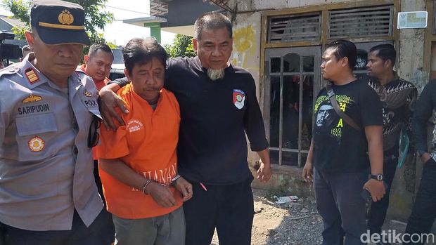 Polres Metro Bekasi Kota menggelar prarekonstruksi kasus pembunuhan anak di Bantargebang. Polisi menghadirkan tersangka, Didik Setiawan (61). (MI Fawdi/detikcom)