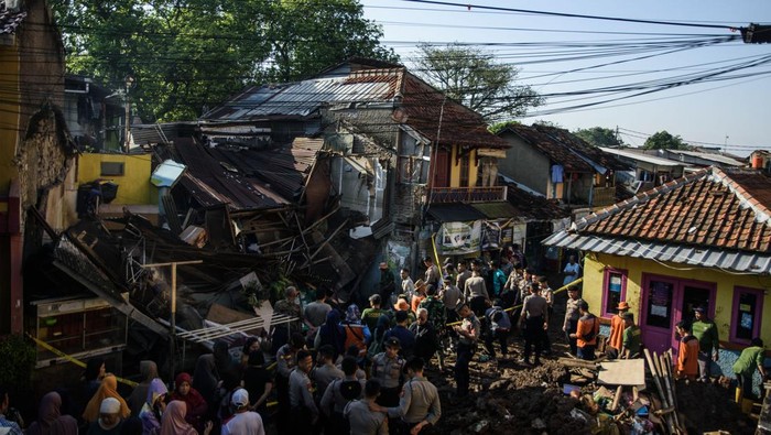 Potret Kerusakan Rumah di Bandung Akibat Pipa PDAM Meledak Warga dibantu petugas kepolisian mengevakuasi barang di rumah yang rusak akibat pecahnya pipa milik PDAM Tirtawening di Cibangkong, Bandung, Jawa Barat, Kamis (6/6/2024). Sedikitnya dua rumah yang dihuni 10 jiwa mengalami rusak berat serta tebing pembatas anak sungai Cikapundung sepanjang 50 meter roboh tedampak luapan air dari rusaknya pipa saluran air yang terjadi pada rabu (5/6). ANTARA FOTO/Novrian Arbi/wpa.