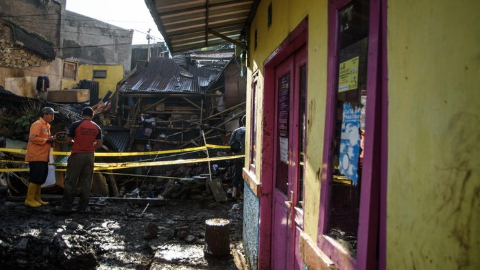 Potret Kerusakan Rumah di Bandung Akibat Pipa PDAM Meledak Warga dibantu petugas kepolisian mengevakuasi barang di rumah yang rusak akibat pecahnya pipa milik PDAM Tirtawening di Cibangkong, Bandung, Jawa Barat, Kamis (6/6/2024). Sedikitnya dua rumah yang dihuni 10 jiwa mengalami rusak berat serta tebing pembatas anak sungai Cikapundung sepanjang 50 meter roboh tedampak luapan air dari rusaknya pipa saluran air yang terjadi pada rabu (5/6). ANTARA FOTO/Novrian Arbi/wpa.