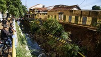 Tebing pembatas anak sungai Cikapundung sepanjang 50 meter roboh tedampak luapan air dari rusaknya pipa saluran air yang terjadi pada rabu (5/6).  