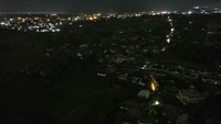 Foto udara kondisi sebagian permukiman yang mengalami pemadaman listrik bergilir di Kelurahan Pisang, Pauh, Padang, Sumatera Barat, Rabu (5/6/2024) malam. ANTARA FOTO/Iggoy el Fitra. 