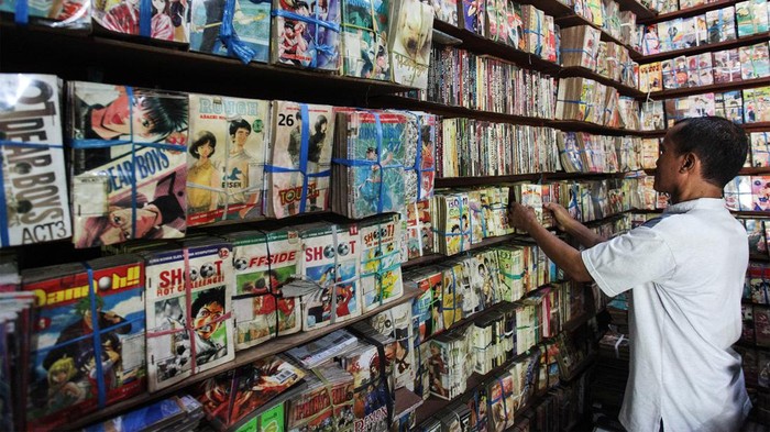 Pemilik usaha sewa buku novel dan komik Melati bernama Suhardi (56) menata koleksi buku di tempat usahanya di Jalan Ngagel Timur IV, Surabaya, Jawa Timur, Kamis (6/6/2024). Toko yang telah buka sejak tahun 1984 dan menyediakan berbagai koleksi buku komik dan novel dengan harga sewa antara Rp2 ribu sampai Rp10 ribu per buku itu masih tetap bertahan untuk menyewakan buku-bukunya kepada pelanggan meskipun buku-buku digital lebih mudah diakses melalui gawai oleh masyarakat. ANTARA FOTO/Didik Suhartono/aww.
