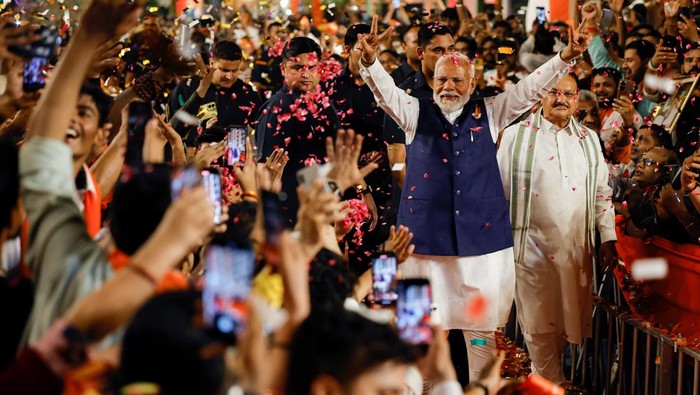 Supporters throw petals on Indian Prime Minister Narendra Modi as he arrives at Bharatiya Janata Party (BJP) headquarters in New Delhi, India, June 4, 2024. REUTERS/Adnan Abidi     TPX IMAGES OF THE DAY