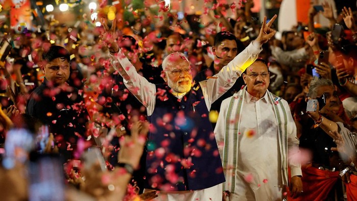 Potret Semringah Modi Menang Pemilu India Supporters throw petals on Indian Prime Minister Narendra Modi as he arrives at Bharatiya Janata Party (BJP) headquarters in New Delhi, India, June 4, 2024. REUTERS/Adnan Abidi TPX IMAGES OF THE DAY