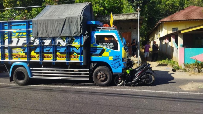 Potret truk adu banteng dengan motor di Jalan Imogiri-Panggang, Bantul, Kamis (6/6/2024).