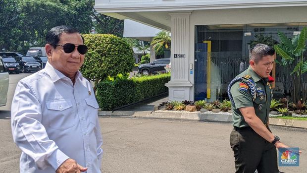 Presiden Joko Widodo (Jokowi) menerima kunjungan Menteri Pertahanan sekaligus Presiden Terpilih 2024 -2029 Prabowo Subianto di Istana Negara, Jakarta, Kamis (6/6/2024). (CNBC Indonesia/Emir Yanwardhana)