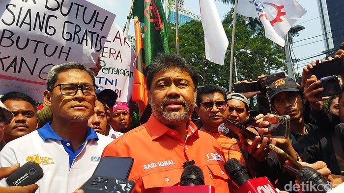Presiden KSPI Said Iqbal saat demo di Patung Kuda, Jakpus