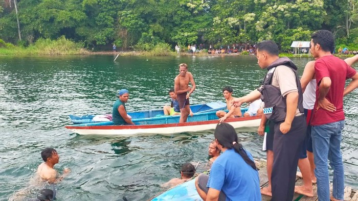 Proses evakuasi lansia yang terjatuh ke Danau Toba saat beri makan ikan. (Istimewa)