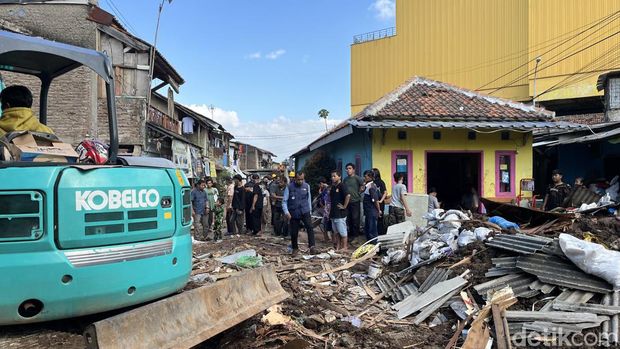 Proses pembersihan puing rumah hancur akibar pipa PDAM pecah