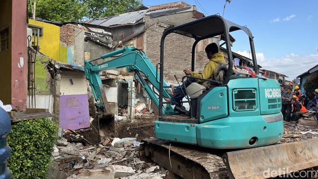 Proses pembersihan puing rumah hancur akibar pipa PDAM pecah