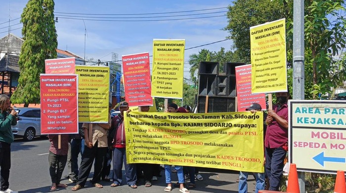 Puluhan warga demo di kantor Kejari Sidoarjo tuntut pengusutan pungli PTSL