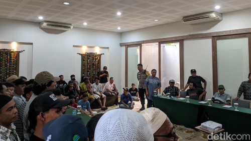 Puluhan warga menggeruduk Svarga Resort Lombok buntut dugaan PHK 30 karyawan secara sepihak, Rabu (6/6/2024). (Ahmad Viqi/detikBali)