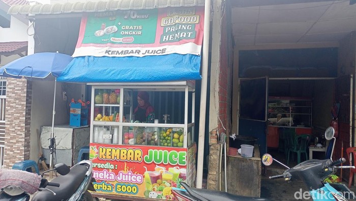 Rahayu Ningsih, penjual jus di kawasan Medan Johor. (Cory Patricia Siahaan/detikcom)