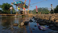 Rakit bambu tersebut merupakan akses ekonomi dan pendidikan darurat bagi warga setempat.  