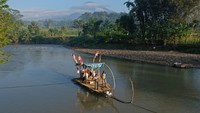 Hal ini karena jembatan gantung penghubung wilayah wilayah tersebut dengan Kota Magelang dalam proses pembuatan.  