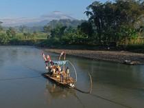 Kala Rakit Bambu Jadi Penyambung Denyut Ekonomi