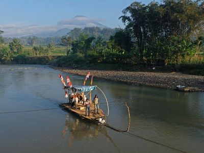 Kala Rakit Bambu Jadi Penyambung Denyut Ekonomi