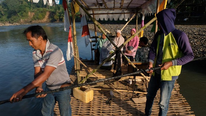 Rakit penyebarangan darurat di Magelang Warga menumpang getek atau rakit bambu saat menyeberangi Sungai Progo di Ngembik, Magelang, Jawa Tengah, Kamis (6/6/2024). Rakit bambu tersebut merupakan akses ekonomi dan pendidikan darurat bagi warga setempat karena jembatan gantung penghubung wilayah wilayah tersebut dengan Kota Magelang dalam proses pembuatan. ANTARA FOTO/Anis Efizudin/wpa.