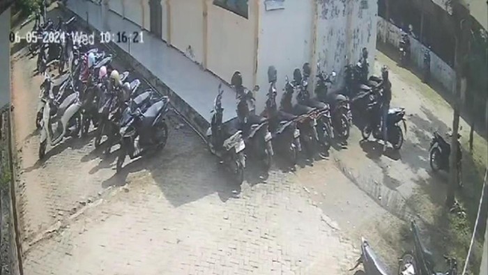 Rekaman CCTV maling motor beraksi di SMAN 4 Bangkalan