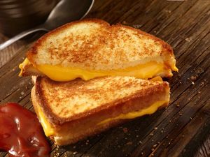 Tips Bikin Roti Panggang Keju Lumer Agar Teksturnya Tetap Renyah