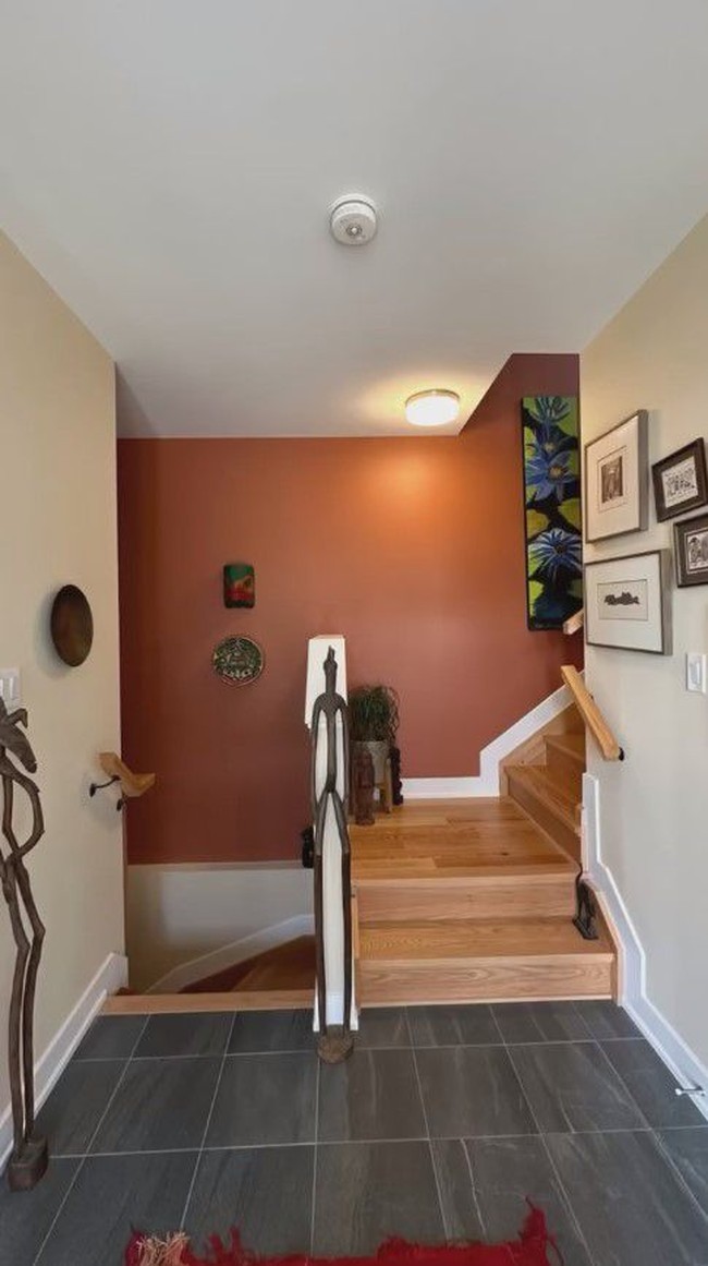 Setelah bertahun-tahun akhirnya ia dan suami bisa membangun rumah yang bentuknya mirip dengan rumah impiannya. Cut Memey dan keluarganya memang diketahui sudah menetap di Kanada sejak beberapa tahun belakangan. Foto: Instagram/@cutmemey