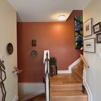 Setelah bertahun-tahun akhirnya ia dan suami bisa membangun rumah yang bentuknya mirip dengan rumah impiannya. Cut Memey dan keluarganya memang diketahui sudah menetap di Kanada sejak beberapa tahun belakangan. Foto: Instagram/@cutmemey