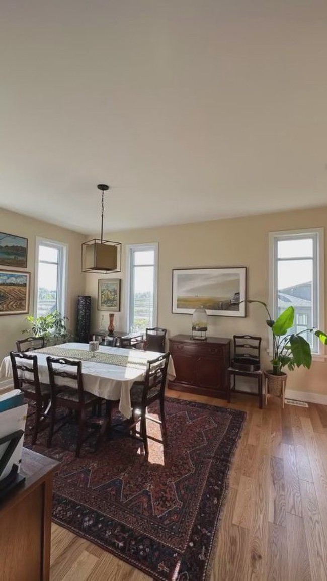 Rumah tersebut memiliki desain yang modern namun dipadukan dengan perabotan antik. Berbagai lukisan pun tampak terpajang menghiasi dinding rumah. Foto: Instagram/@cutmemey