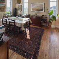 Rumah tersebut memiliki desain yang modern namun dipadukan dengan perabotan antik. Berbagai lukisan pun tampak terpajang menghiasi dinding rumah. Foto: Instagram/@cutmemey