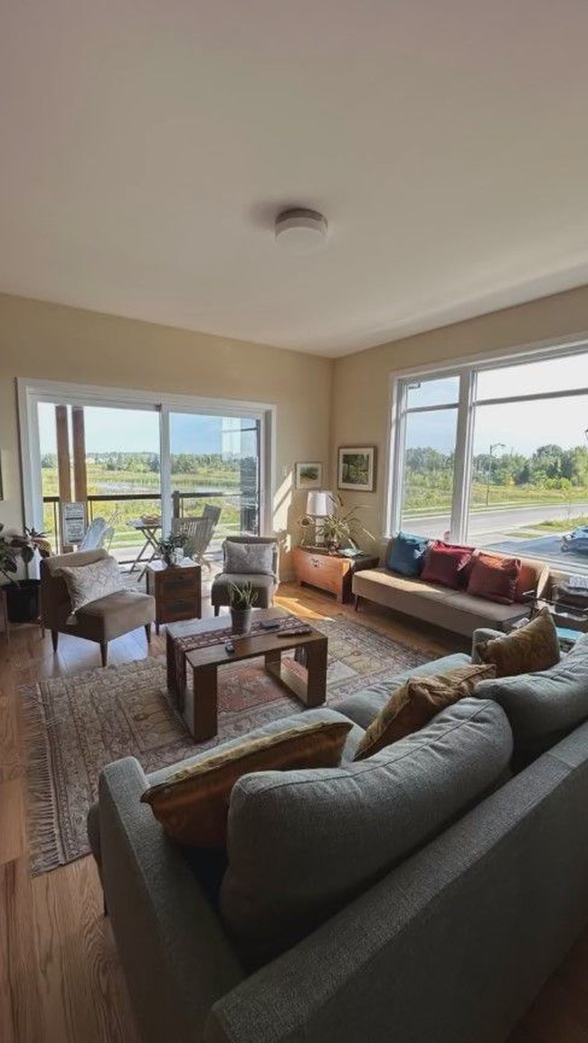 Tak hanya terlihat nyaman, rumah baru Cut Memey juga memiliki pemandangan yang asri. Dari jendela rumahnya masih terlihat begitu banyak pepohonan hijau. Foto: Instagram/@cutmemey