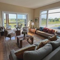 Tak hanya terlihat nyaman, rumah baru Cut Memey juga memiliki pemandangan yang asri. Dari jendela rumahnya masih terlihat begitu banyak pepohonan hijau. Foto: Instagram/@cutmemey