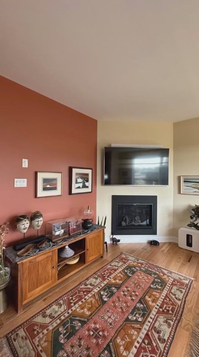 Meski tinggak di Kanada namun dekorasi rumahnya masih tetap berbau Indonesia. Dengan karpet dan lantai kayu, rumah Cut Memey jadi semakin terlihat nyaman. Foto: Instagram/@cutmemey