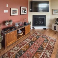 Meski tinggak di Kanada namun dekorasi rumahnya masih tetap berbau Indonesia. Dengan karpet dan lantai kayu, rumah Cut Memey jadi semakin terlihat nyaman. Foto: Instagram/@cutmemey