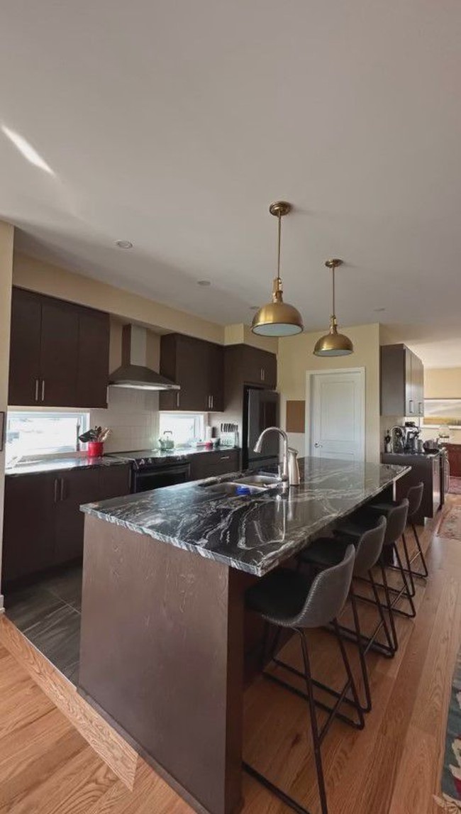 Bagian dapurnya juga terlihat cukup luas dengan dilengkapi Kitchen Island. Meja marmer berwarna hitam di dapurnya juga menambah kesan elegan dan mewah pada rumah. Foto: Instagram/@cutmemey