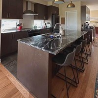 Bagian dapurnya juga terlihat cukup luas dengan dilengkapi Kitchen Island. Meja marmer berwarna hitam di dapurnya juga menambah kesan elegan dan mewah pada rumah. Foto: Instagram/@cutmemey