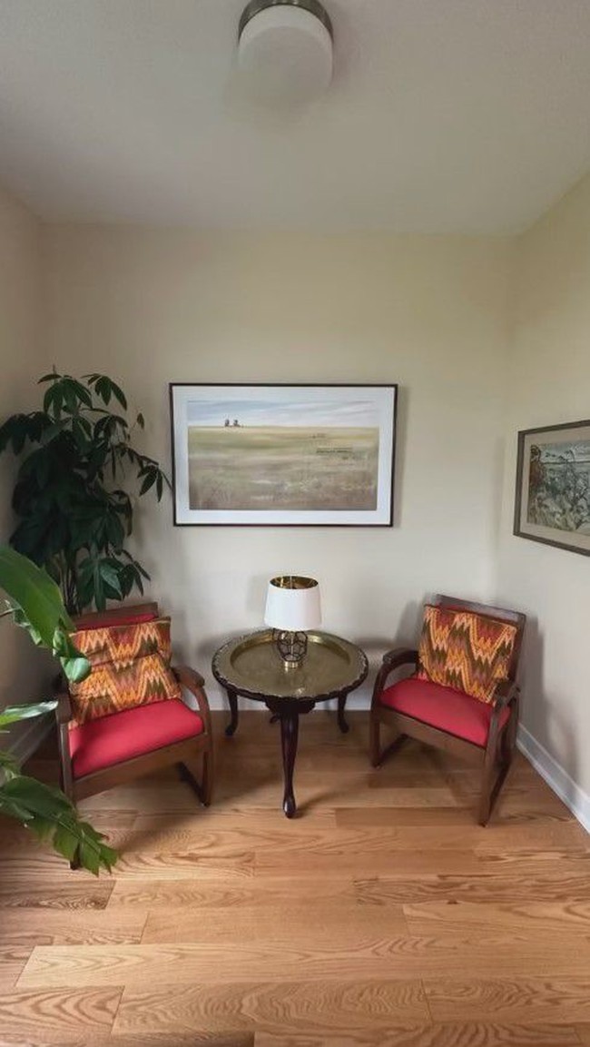 Cut Memey juga melengkapi rumahnya dengan beberapa hiasan tanaman hijau yang membuat rumahnya terlihat semakin asri. Foto: Instagram/@cutmemey