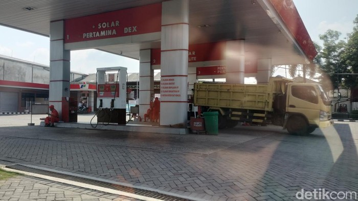 Salah satu SPBU di jalan Ahmad Yani Bojonegoro yang tidak melayani BBM bersubsidi karena aplikasi eror.