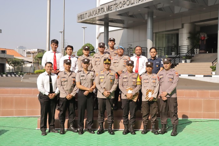 Sebanyak 89 personel Polres Metro Jakarta Barat dan Polsek jajaran menerima penghargaan dari Kapolres Kombes Pol M Syahduddi. (Dok Istimewa)