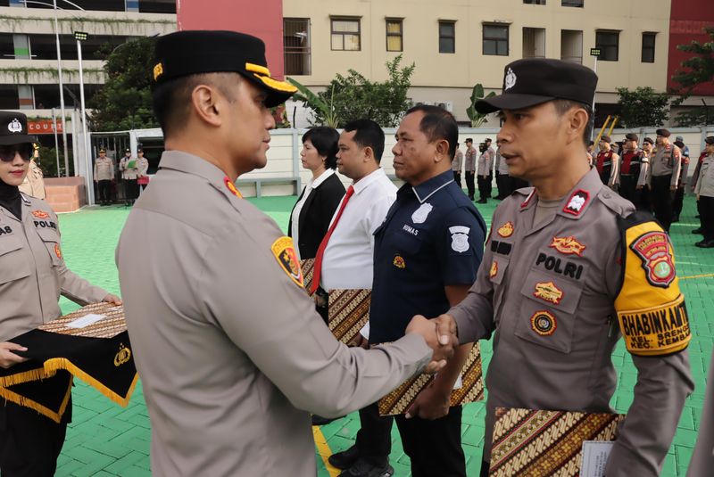 Sebanyak 89 personel Polres Metro Jakarta Barat dan Polsek jajaran menerima penghargaan dari Kapolres Kombes Pol M Syahduddi. (Dok Istimewa)