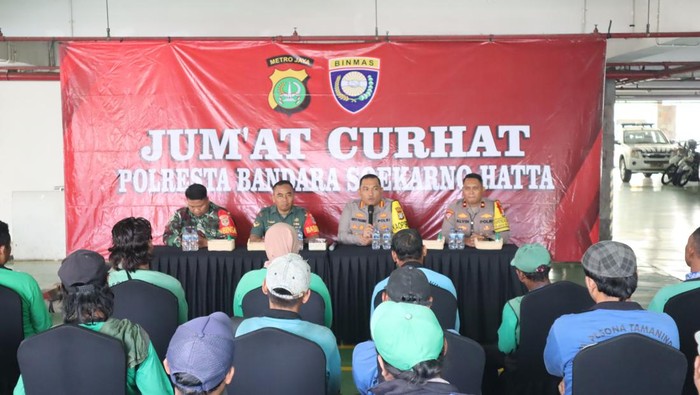Sejumlah pekerja menyampaikan aspirasi ke Kapolresta Bandara Soetta Kombes Roberto Pasaribu soal masalah sampah hingga parkir sembarangan. (dok Ist)
