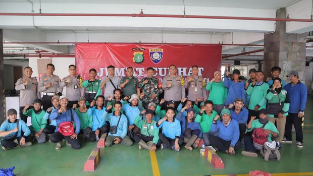 Sejumlah pekerja menyampaikan aspirasi ke Kapolresta Bandara Soetta Kombes Roberto Pasaribu soal masalah sampah hingga parkir sembarangan. (dok Ist)