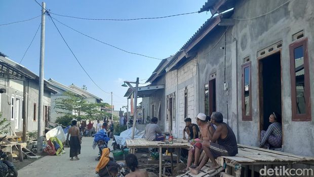 Sejumlah warga Kampung Mondoliko, Desa Bedono, Demak, beraktivitas di perumahan baru Desa Dombo, Kecamatan Sayung, Demak, Kamis (6/6/2024).