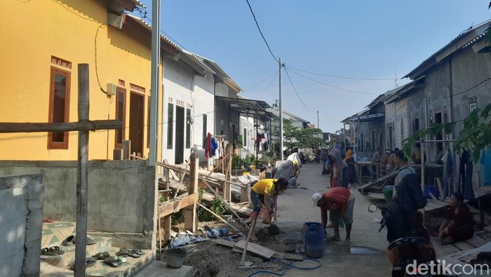 Sejumlah warga Kampung Mondoliko, Desa Bedono, Demak, beraktivitas di perumahan baru Desa Dombo, Kecamatan Sayung, Demak, Kamis (6/6/2024).