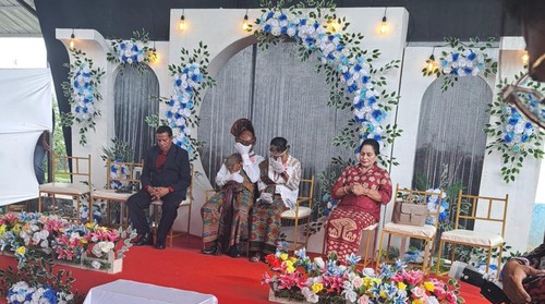 Seorang tahanan menikahi kekasihnya di dalam Lembaga Pemasyarakatan (Lapas) Kelas II A Kupang, Provinsi Nusa Tenggara Timur (NTT), Kamis (6/6/2024). (Foto: Lapas Kupang)