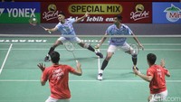 Gim pertama diawali Bagas/Fikri dengan oke. Wakil Indonesia ini memimpin cukup telak 8-1 dan mencapai interval dengan keunggulan 11-4. Bagas/Fikri kembali melanjutkan dominasi atas Popov bersaudara selepas interval. Keduanya berhasil menutup gim pertama dengan skor telak 21-11. 